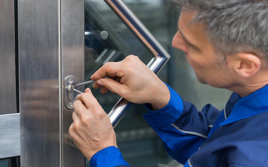 ouvrir une porte fermée à clé avec un trombone Paris 13